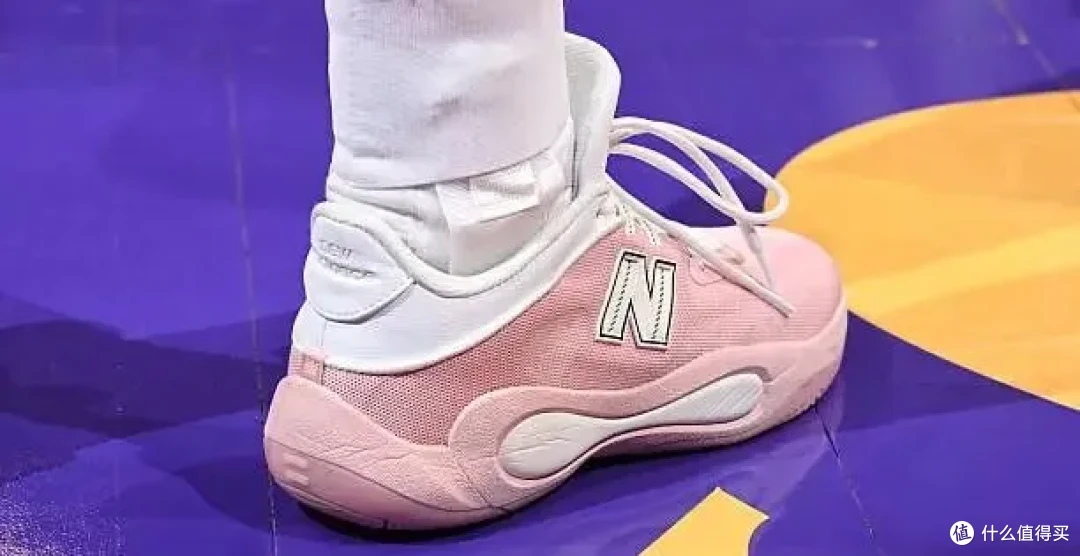 【WNBA每日上脚】12场比赛穿5个色！灭霸克拉克，实锤了？