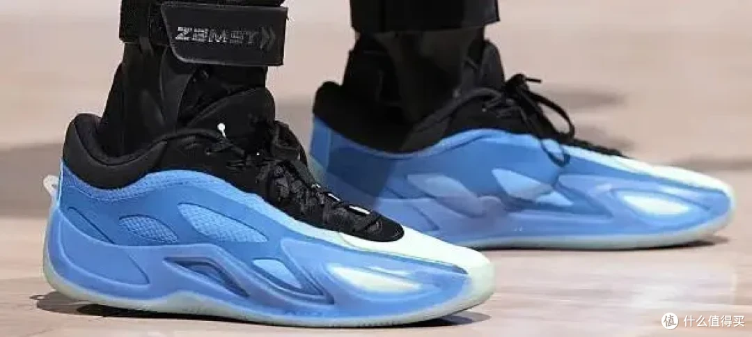【WNBA每日上脚】12场比赛穿5个色！灭霸克拉克，实锤了？