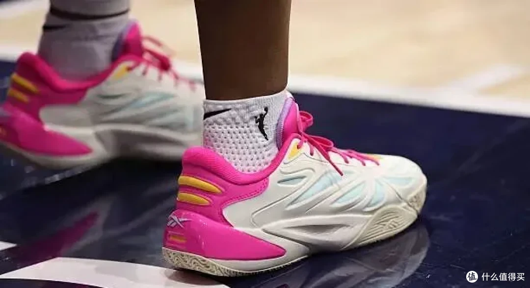 【WNBA每日上脚】12场比赛穿5个色！灭霸克拉克，实锤了？