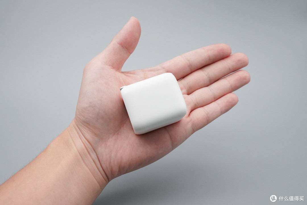 QR 准谐振架构加持,奥海 60W 氮化镓动态快充充电器评测