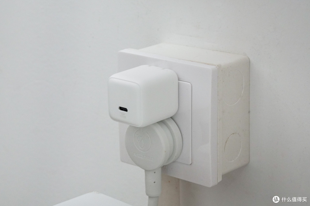QR 准谐振架构加持,奥海 60W 氮化镓动态快充充电器评测