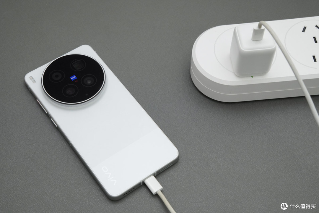 QR 准谐振架构加持,奥海 60W 氮化镓动态快充充电器评测