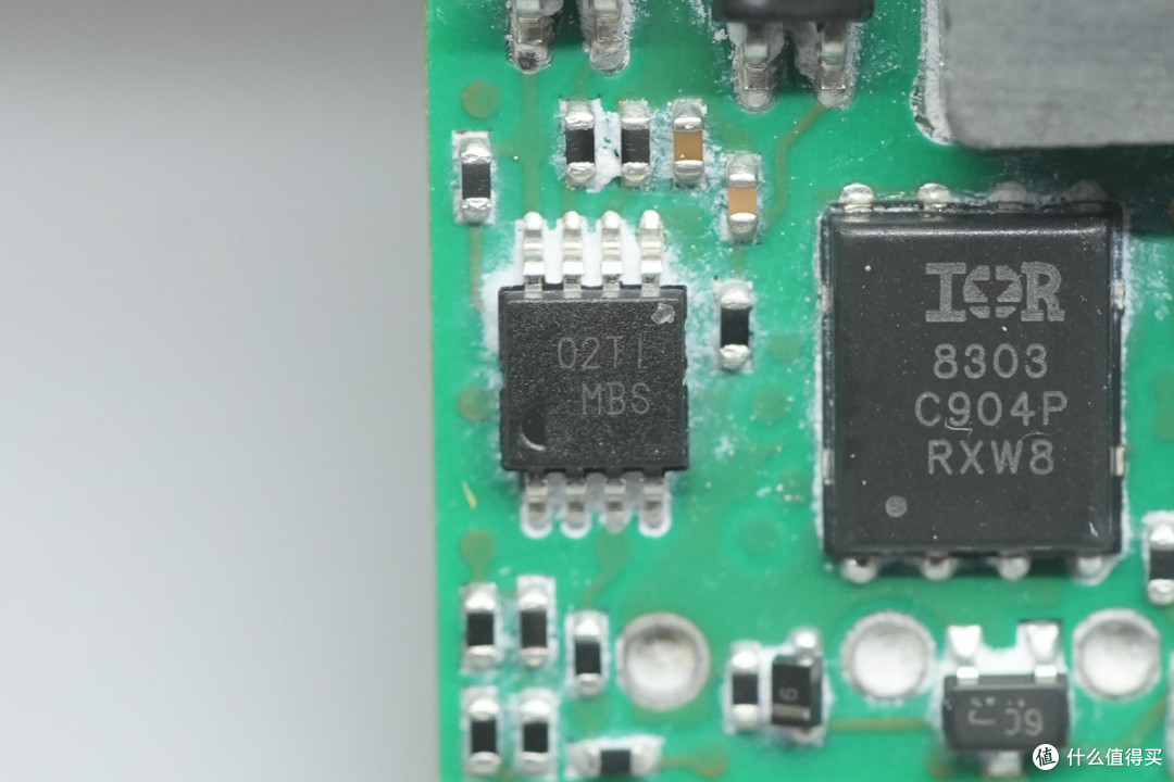 92%满载效率,雷能 100W 1/16 砖电源模块方案解析