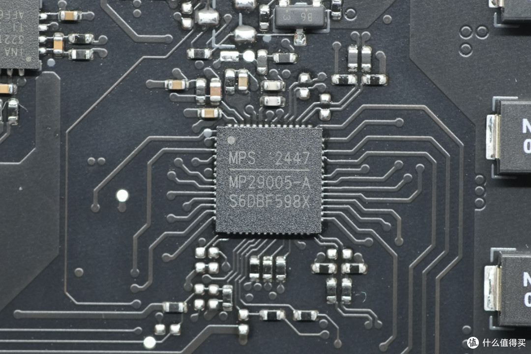 PCleGen5高速接口，蓝戟 INTEL ARC PRO B70 TF 32G专业显卡拆解
