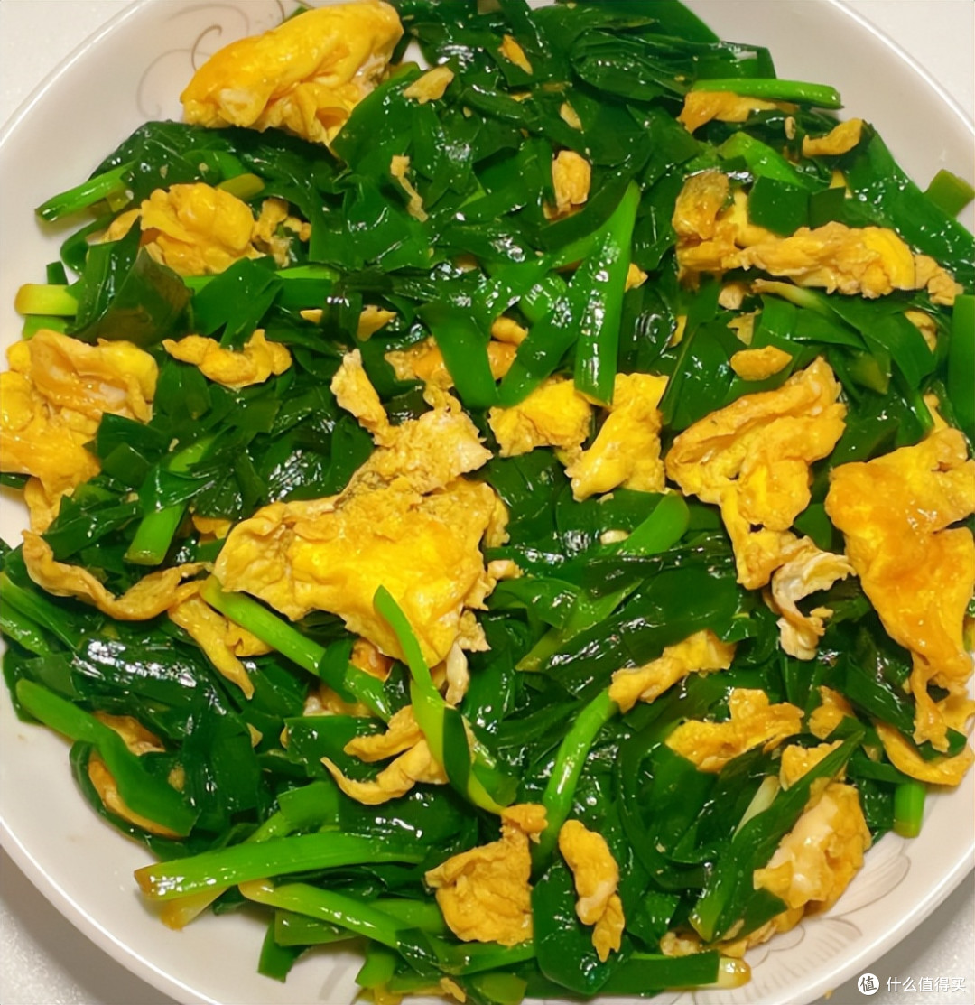 韭菜炒鸡蛋大火快炒，锁住鲜香避免出水变淡