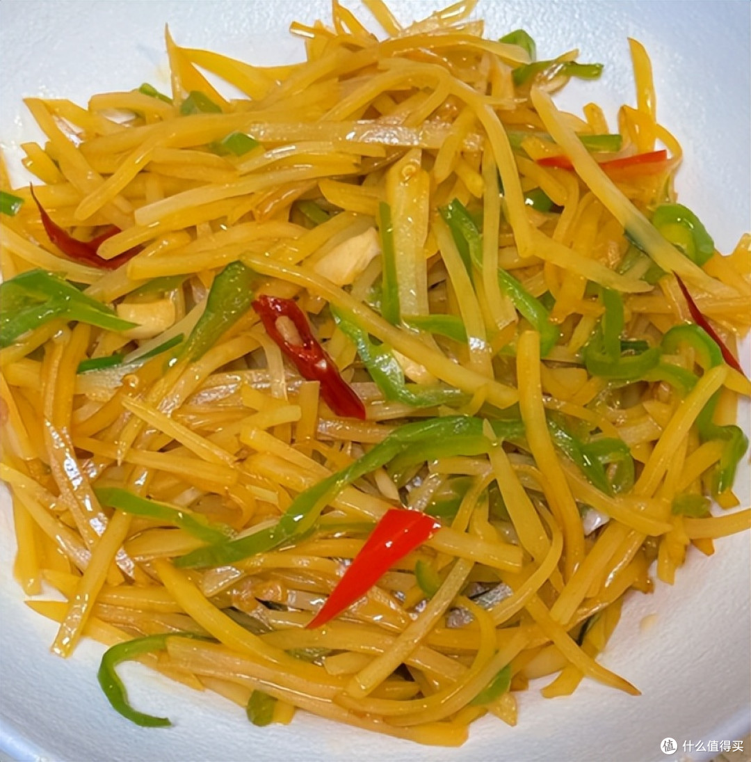 土豆丝提前清水浸泡,炒制之后口感更爽脆