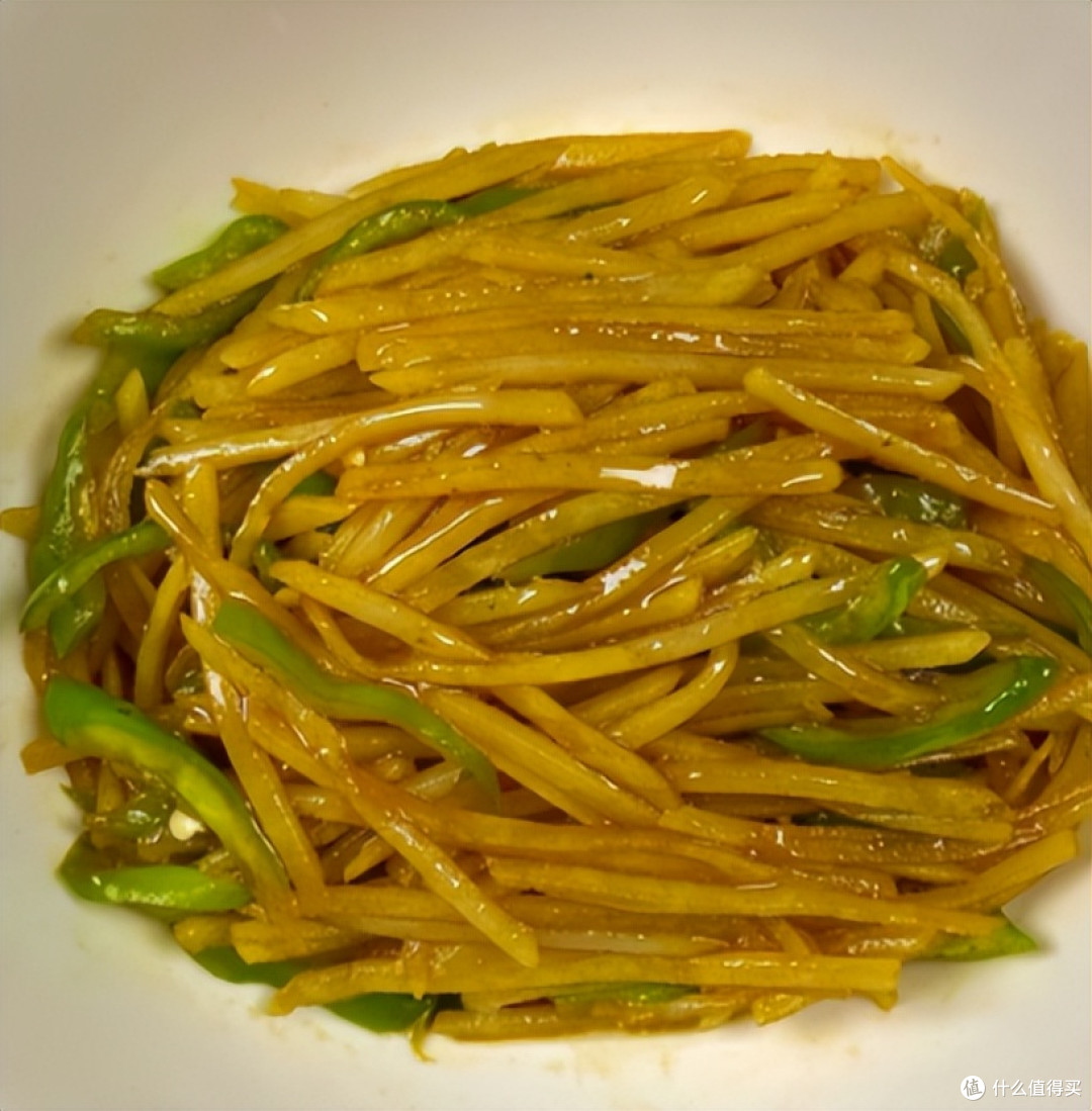 土豆丝提前清水浸泡,炒制之后口感更爽脆