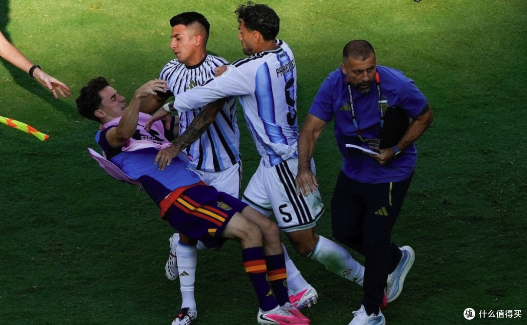 世界杯决赛锁喉抱摔!阿根廷3人遭FIFA调查,或面临长期禁赛