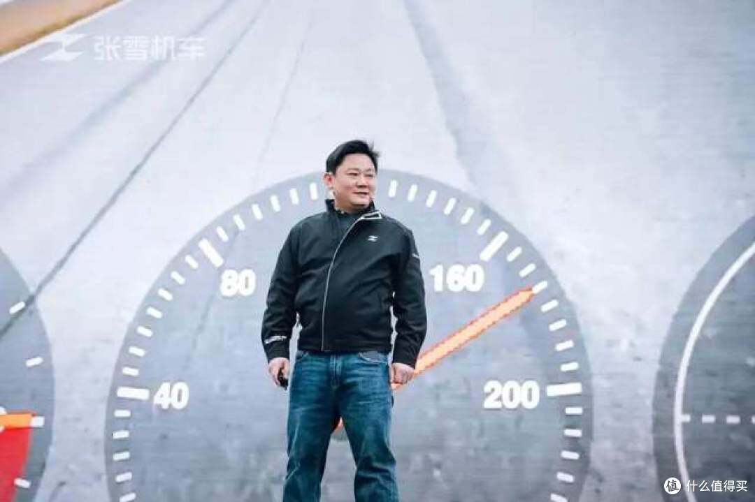 张雪代驾回家被小哥认出:身价8亿的大老板,座驾居然是秦L