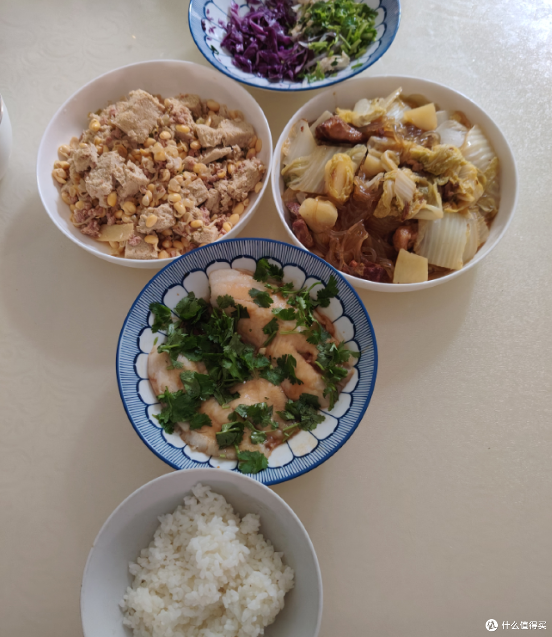 今天中午又吃撑了，晒晒我家这桌实打实的“乱炖开会”🍚