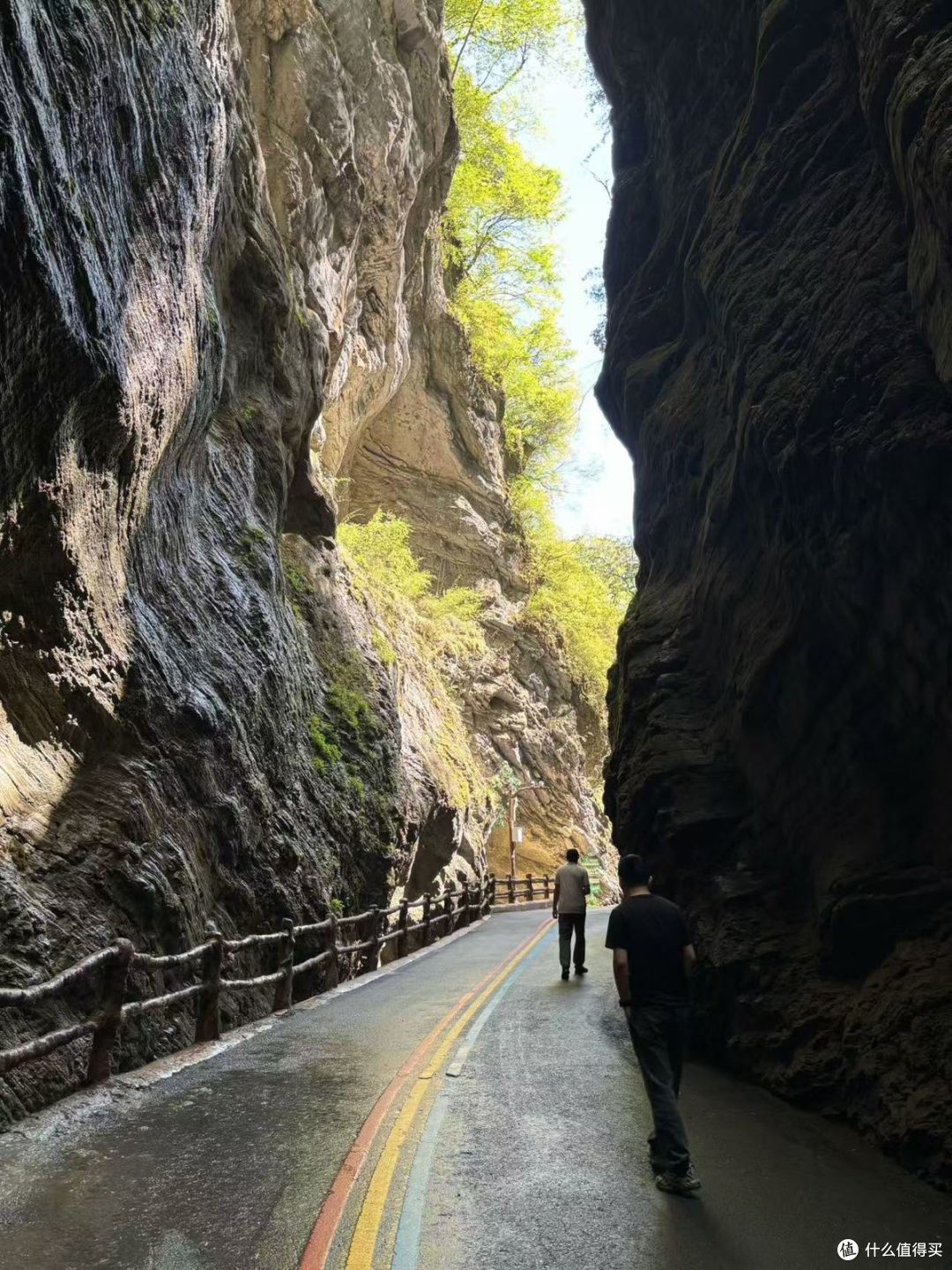 官珠沟峡谷步道，两壁夹峙的一线天路段