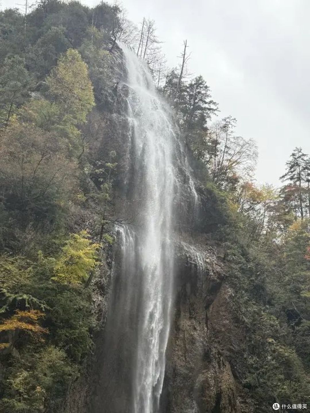 五瀑峡一线，林木间的叠瀑