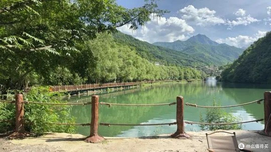 山脚湖畔栈道，适合慢走的一段