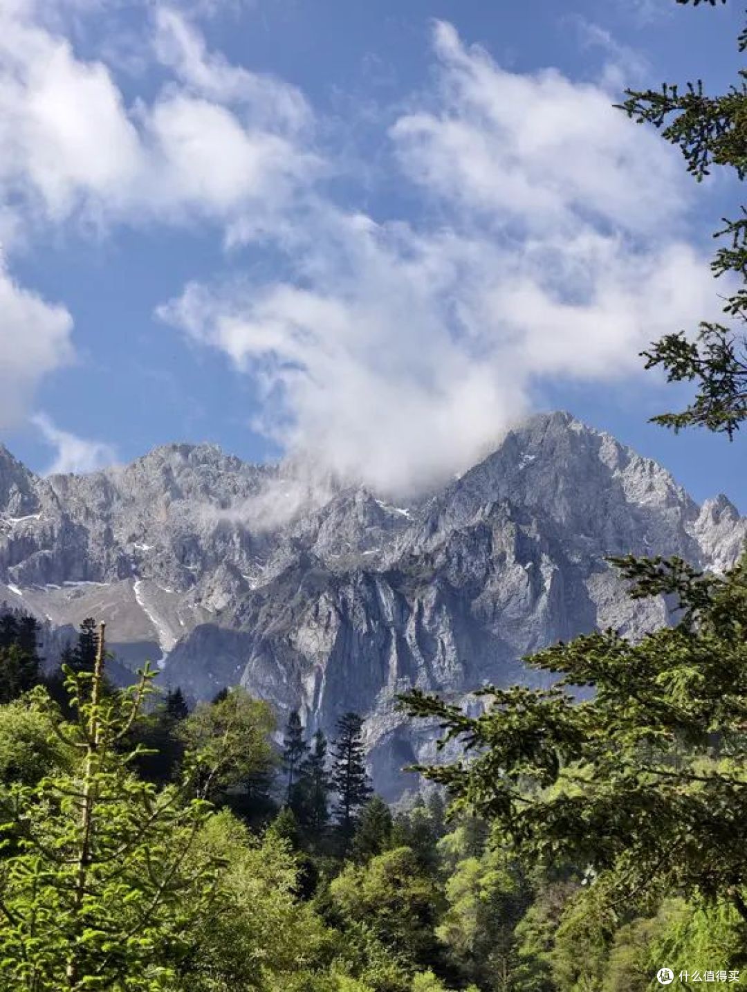 雷古山山脊，盛夏仍可见残雪