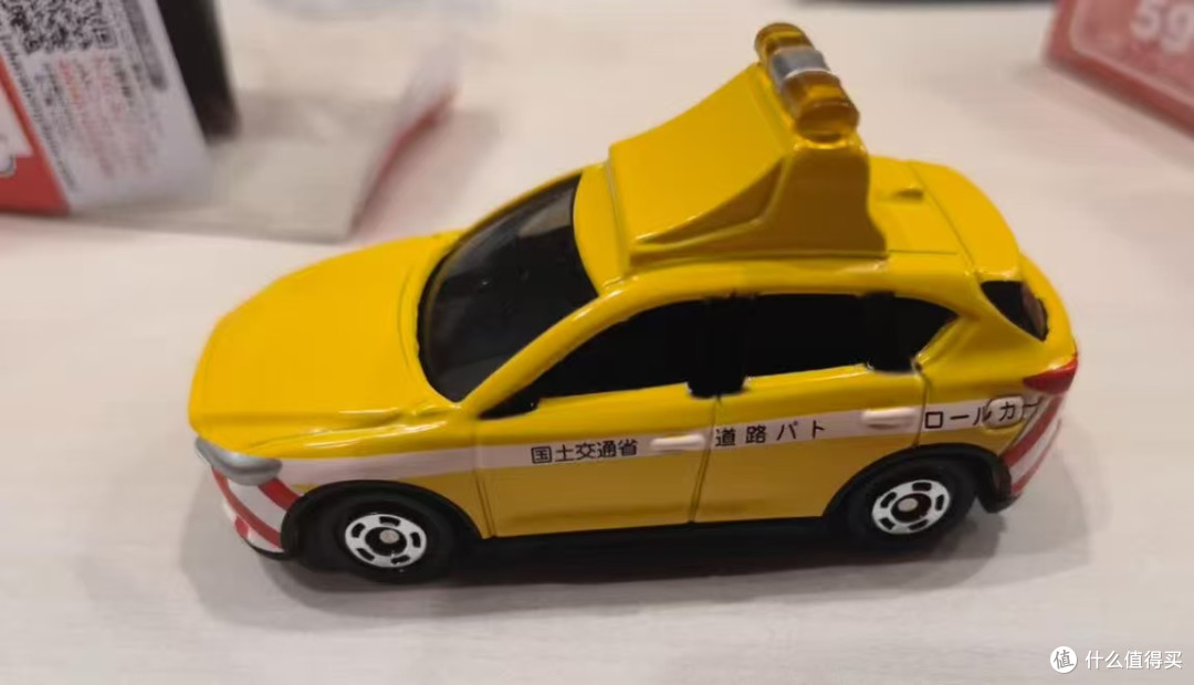 多美卡红白盒93号马自达CX-5巡逻车,治愈系藏品