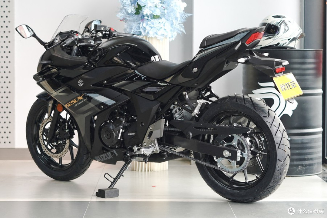 动力被国产吊打,GSX250R凭啥火了快十年?