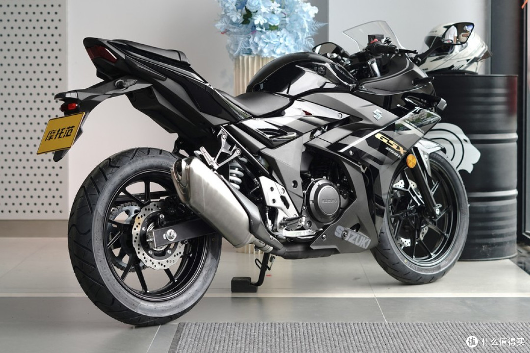 动力被国产吊打,GSX250R凭啥火了快十年?