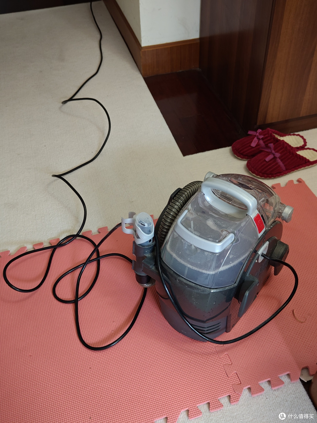 当出租屋铺了八个月的白色地毯遭遇了一泡尿之后……