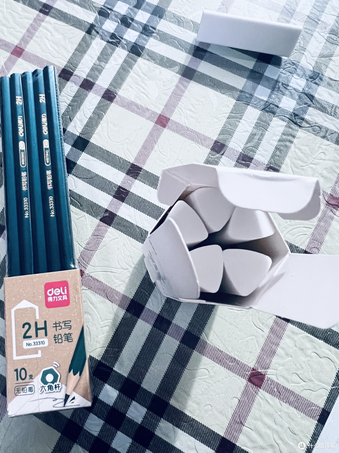 书桌常备好物：得力铅笔与橡皮，实用又安心的书写搭档