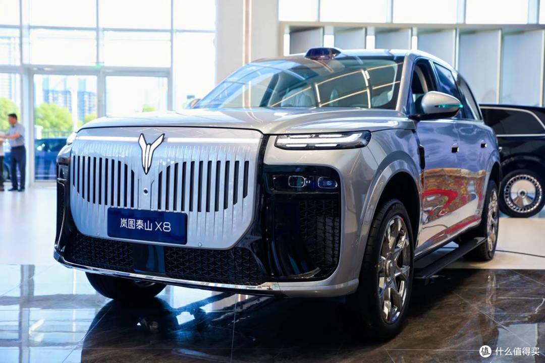 大观天下 万象岚图 岚图汽车武汉黄金工厂旗舰店盛大启幕