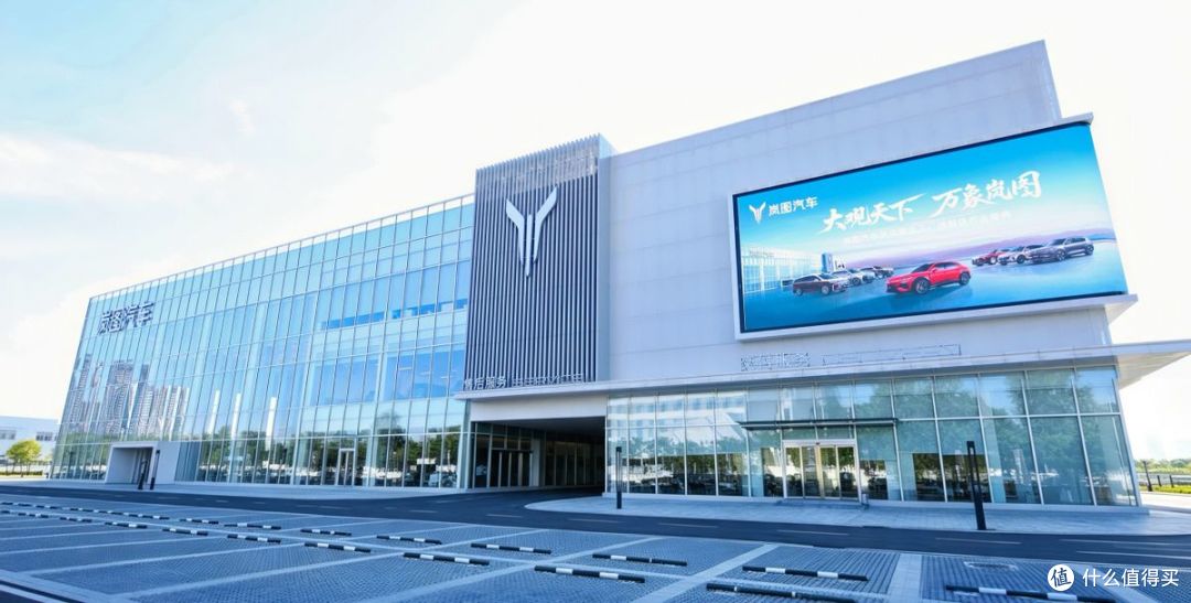 大观天下 万象岚图 岚图汽车武汉黄金工厂旗舰店盛大启幕