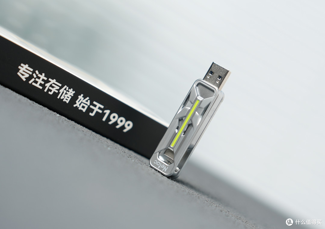 朗科US26固态U盘评测:双口支架,iPhone扩容真好用!