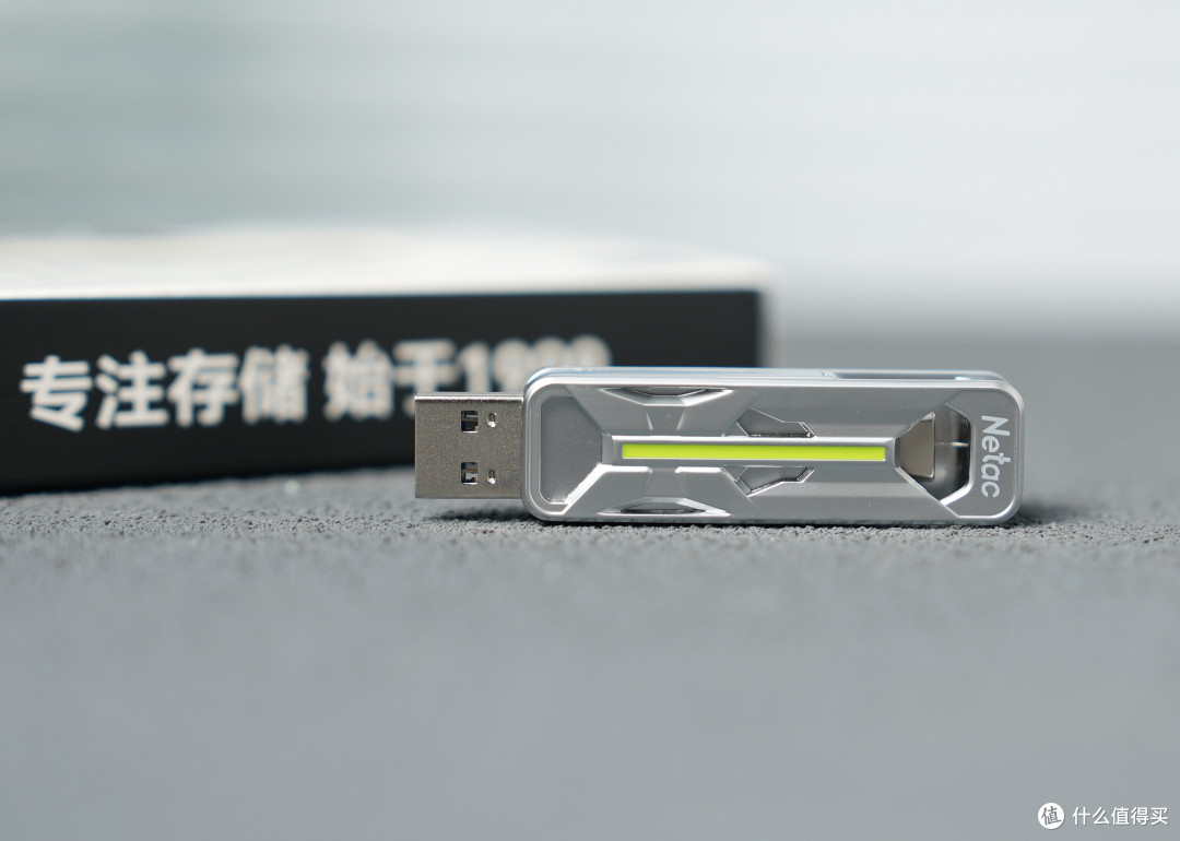 朗科US26固态U盘评测:双口支架,iPhone扩容真好用!