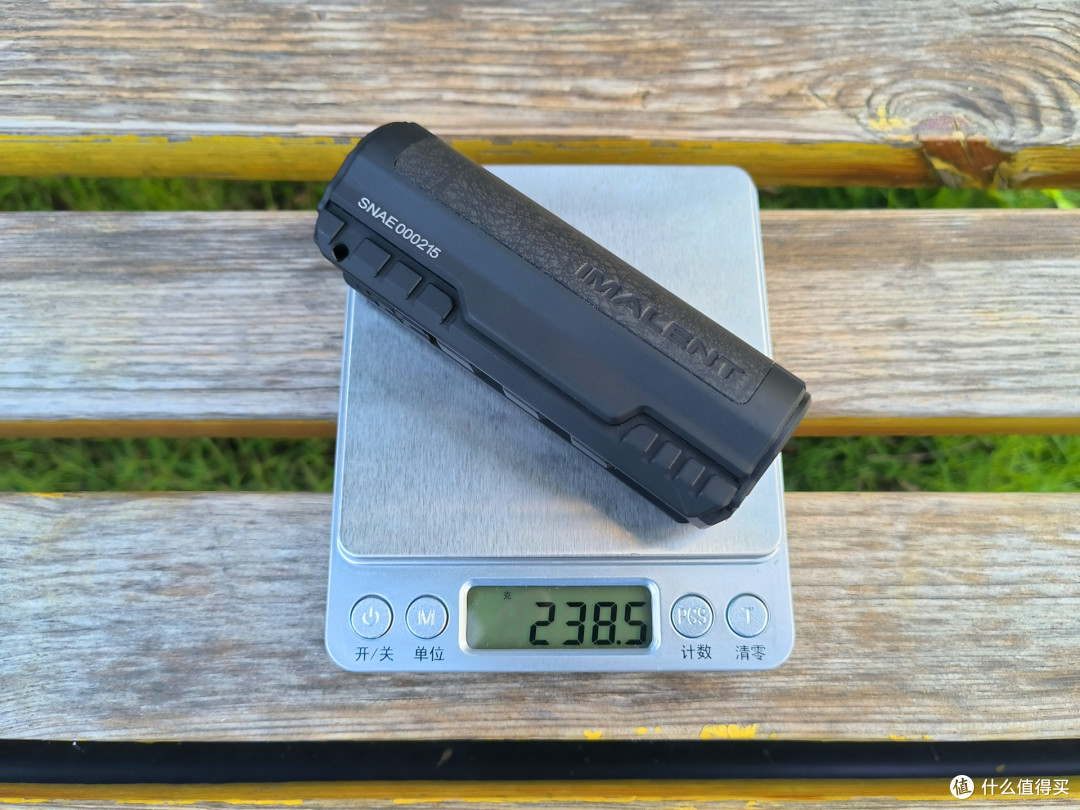 一筒搞定远近照明！艾美能特BTL50：电控变焦全能战术手电体验