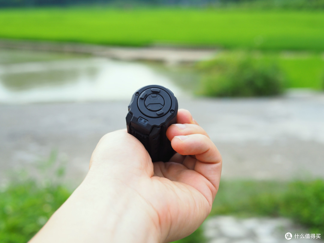 一筒搞定远近照明！艾美能特BTL50：电控变焦全能战术手电体验