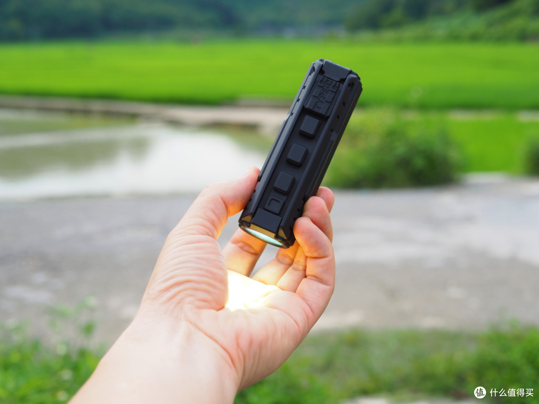 一筒搞定远近照明！艾美能特BTL50：电控变焦全能战术手电体验