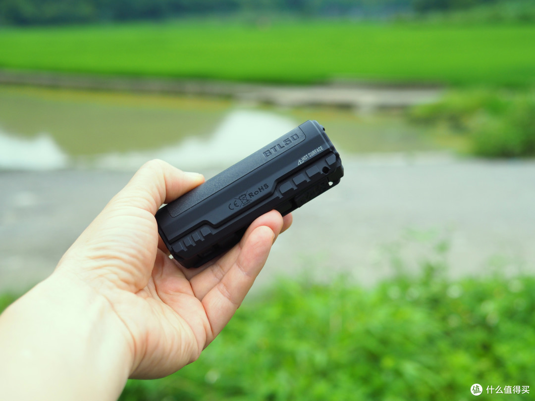 一筒搞定远近照明！艾美能特BTL50：电控变焦全能战术手电体验