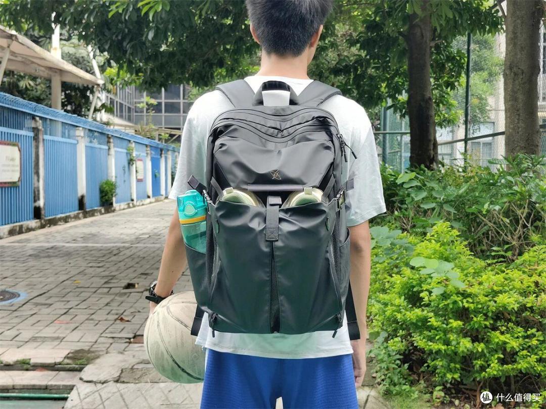 终于不用来回换背包折腾,通勤打球短途出行一个宙斯Z air就够用