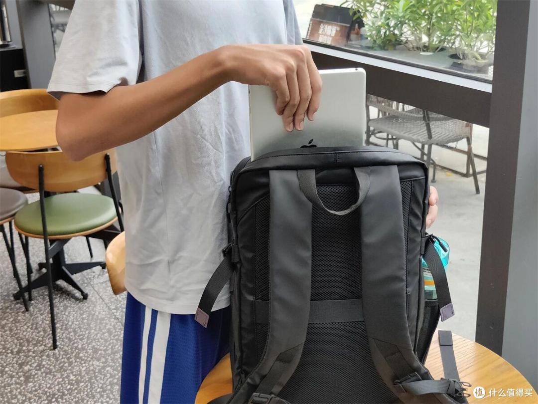 终于不用来回换背包折腾,通勤打球短途出行一个宙斯Z air就够用