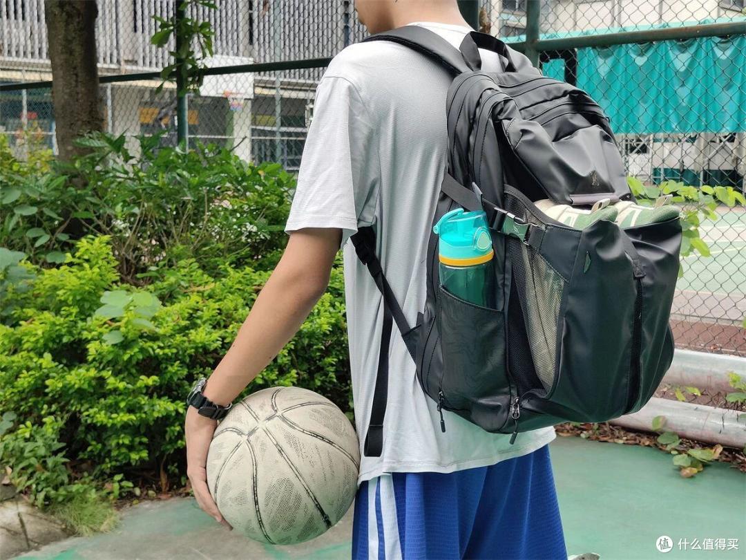 终于不用来回换背包折腾,通勤打球短途出行一个宙斯Z air就够用