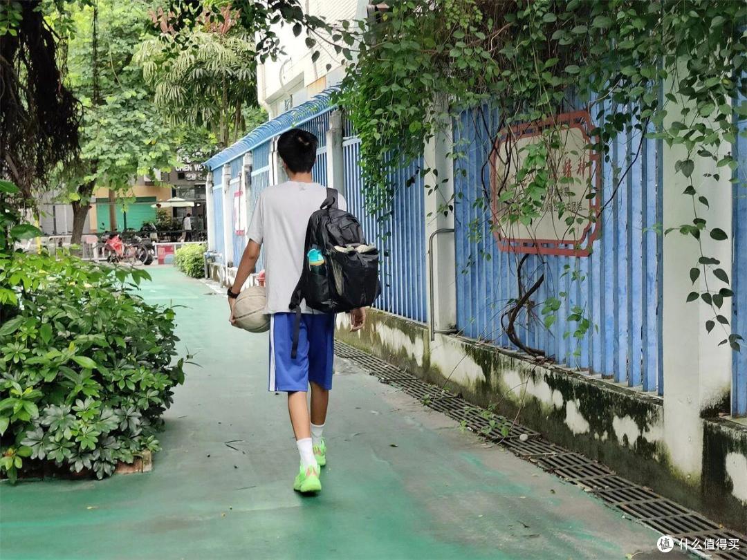 终于不用来回换背包折腾,通勤打球短途出行一个宙斯Z air就够用