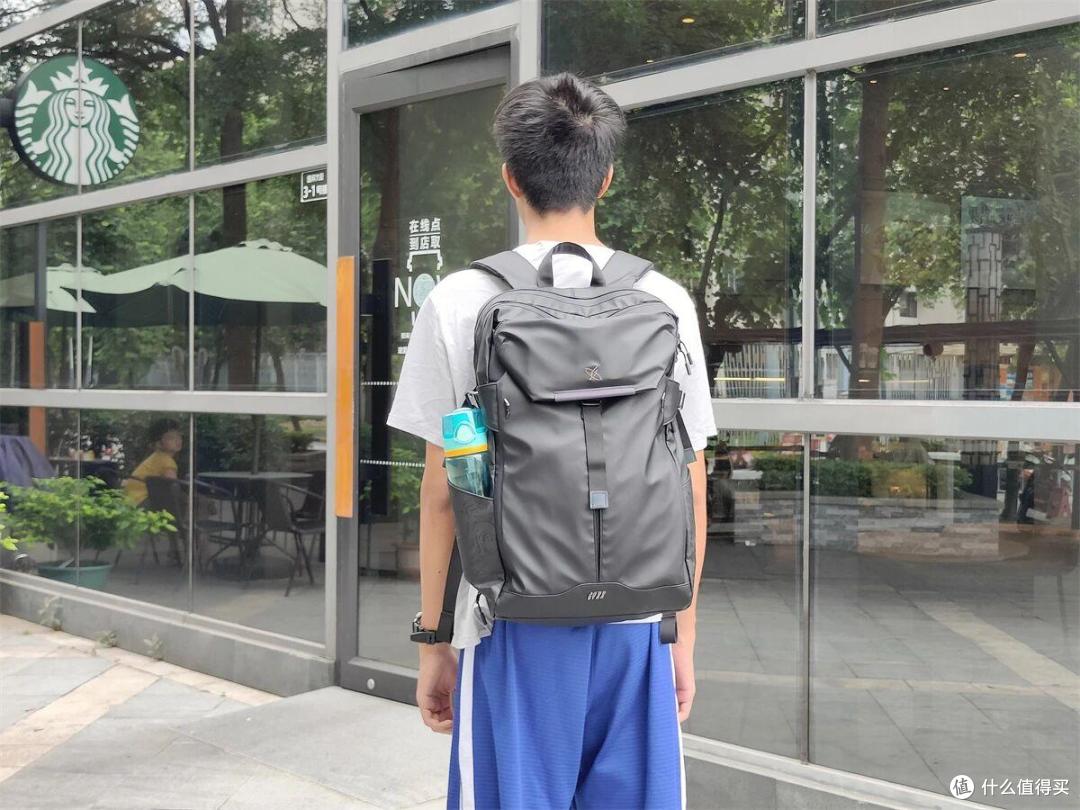 终于不用来回换背包折腾,通勤打球短途出行一个宙斯Z air就够用