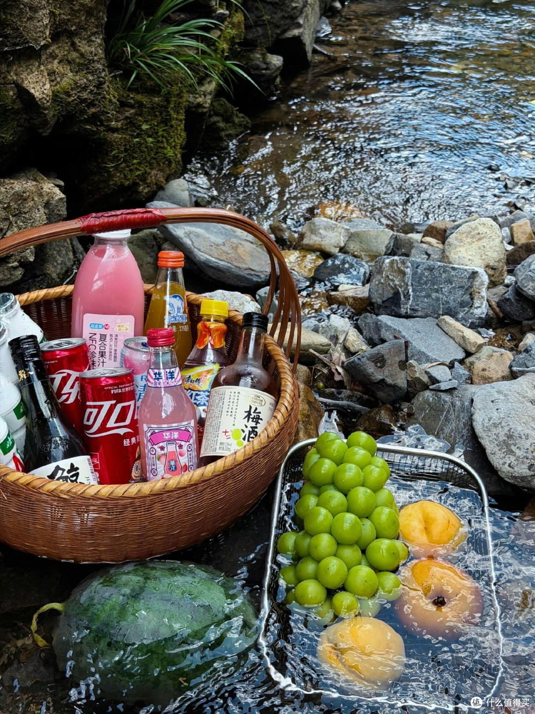 溪边备好水果饮料，山泉天然冰镇