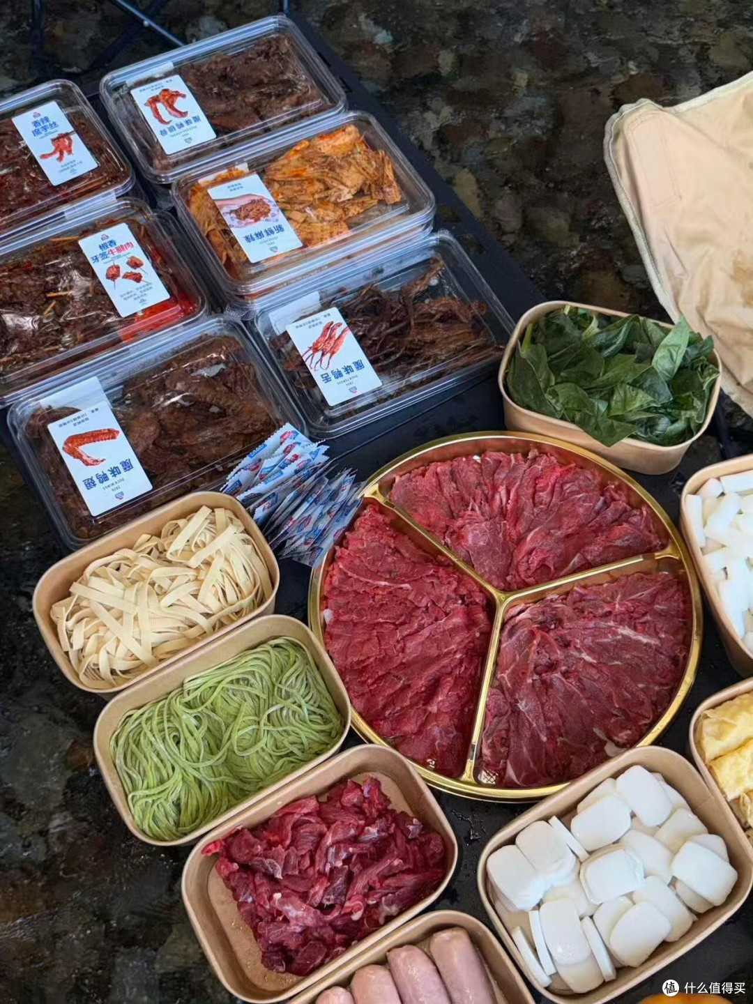 丰富齐全的野餐烧烤食材