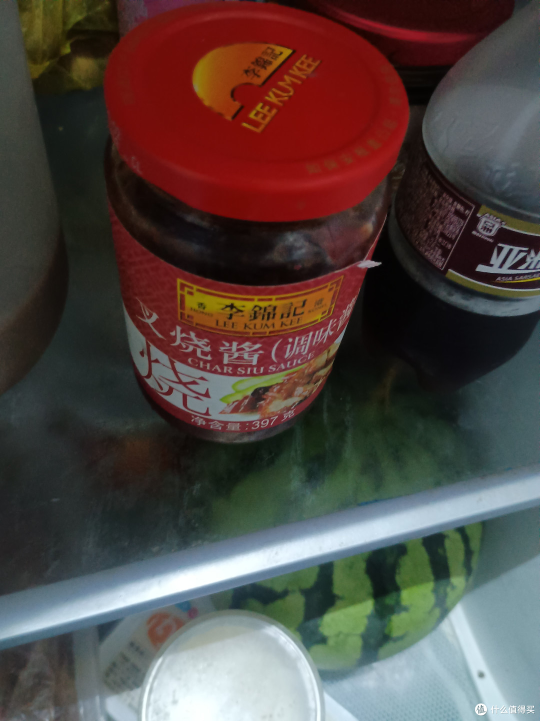 头一个视频里用了叉烧酱，正好家里也有，还是我爸在的时候买的，都过期几年了也没开封，近期才开了瓶做叉烧的，用咖啡搅拌勺舀了一小勺半的样子