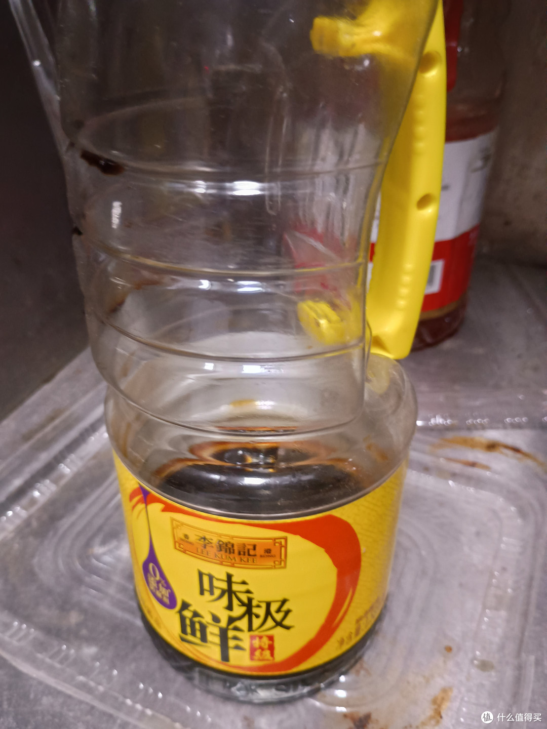 前阵子跟风薅的酱油，大概中式调羹2调羹不到一点（前一天我腌西瓜皮的，原本准备浸在瓶子里封麻油腌几天的，结果不到2分钟筷子夹出来发现咸味已经够了，酱油几乎没动过）