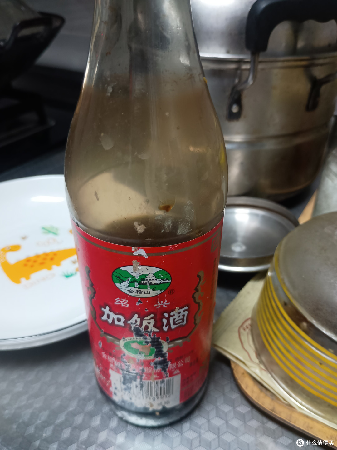 前年地库发大水淹掉的会稽山，买的时候一次买了3箱，淹掉差不多2箱，不过瓶盖内没污染（发现得及时，刚淹到30公分高度我就采取措施退水了，标签洗破了）反正我家是用来烧菜，所以之前那个什么泡水饮料的帖子别争了