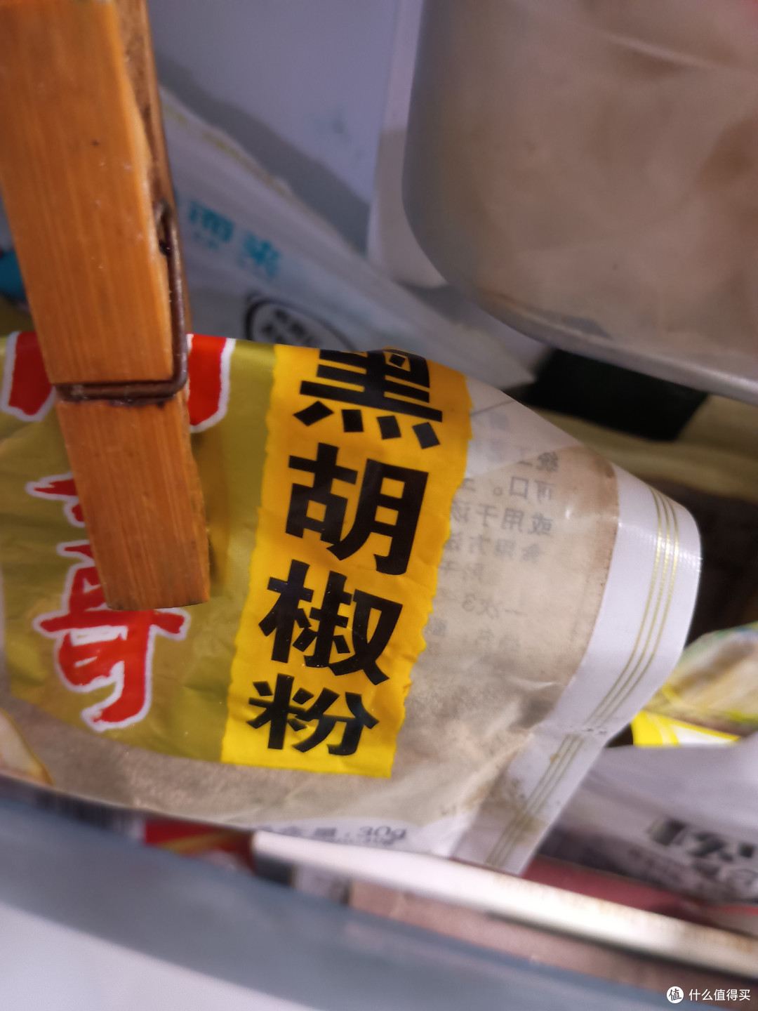 2015年的黑胡椒粉，我家用白胡椒多，黑胡椒几乎不用，所以在冰箱里很长时间了，除了黑胡椒我还撒了少许白胡椒粉