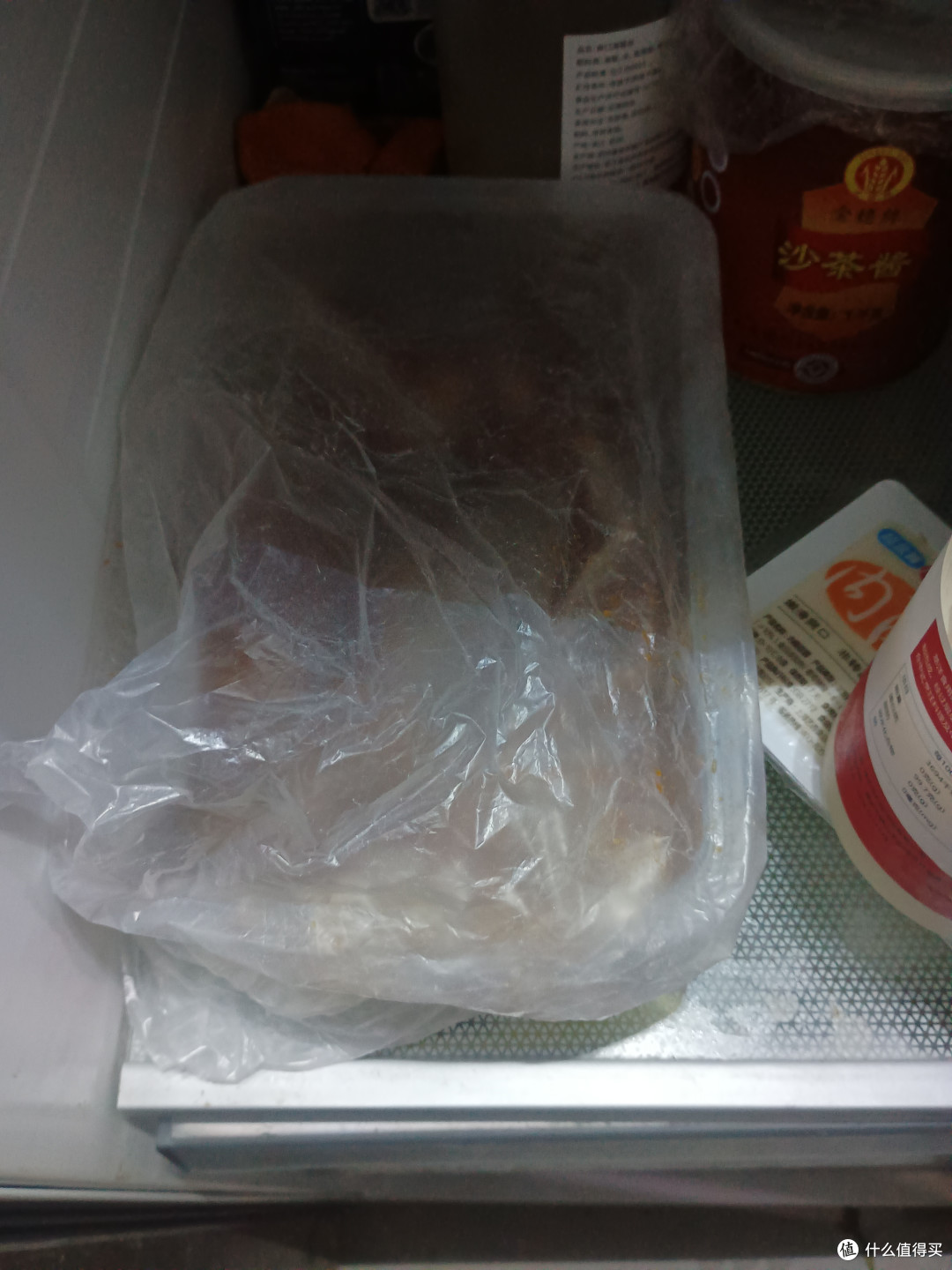 视频里都说要腌至少一个钟或者2个钟，有些还要六到八小时甚至一晚上，当天已经晚上10点多了，心一横扔冰箱冷藏过夜，因为风冷冰箱，所以外面套个袋子以防一晚上表面被吹干硬邦邦