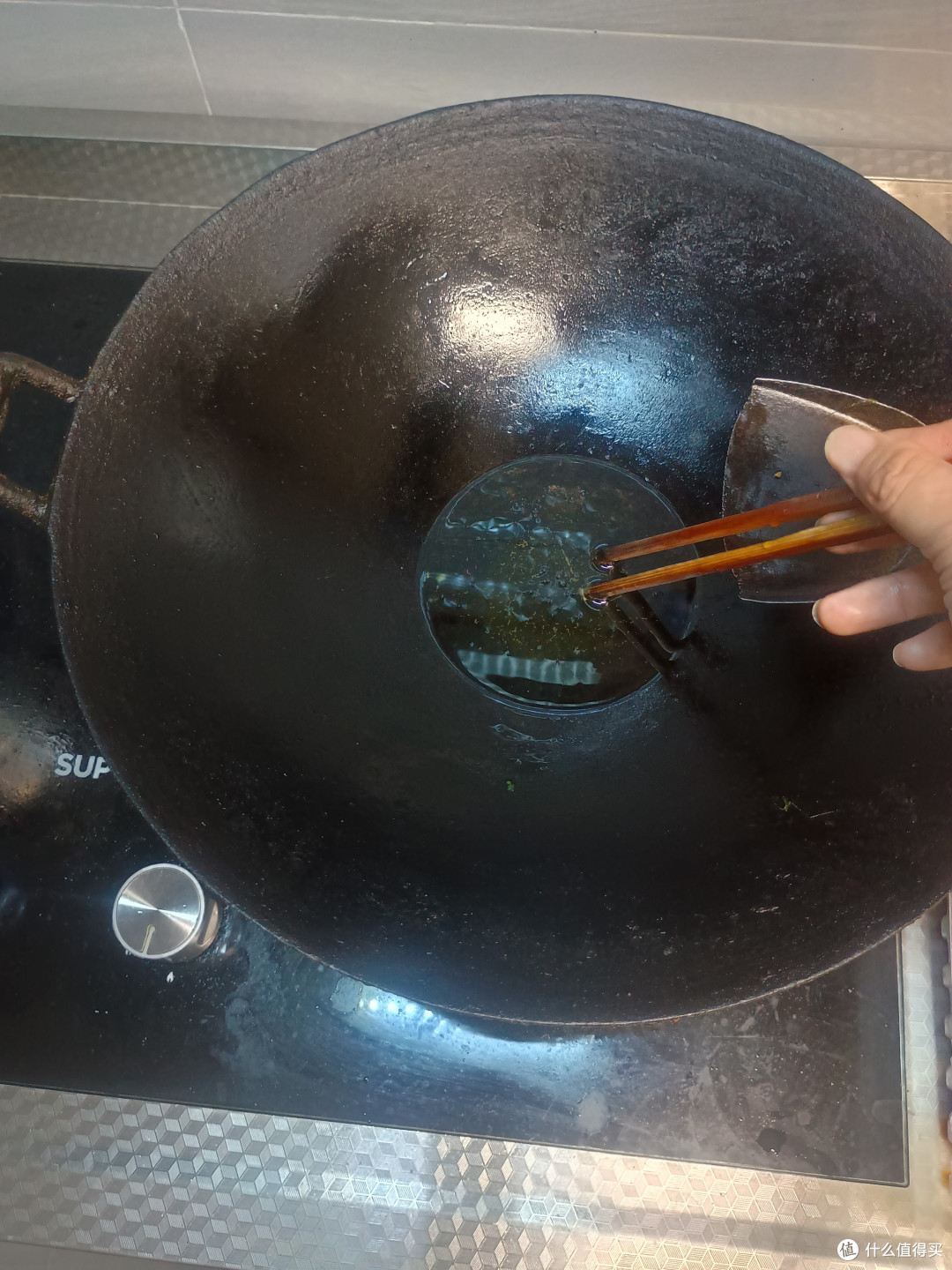 隔天中午拿出来，家里有平底锅，但是懒得多洗一个锅子，我觉定还是用生铁锅，擦筷测温