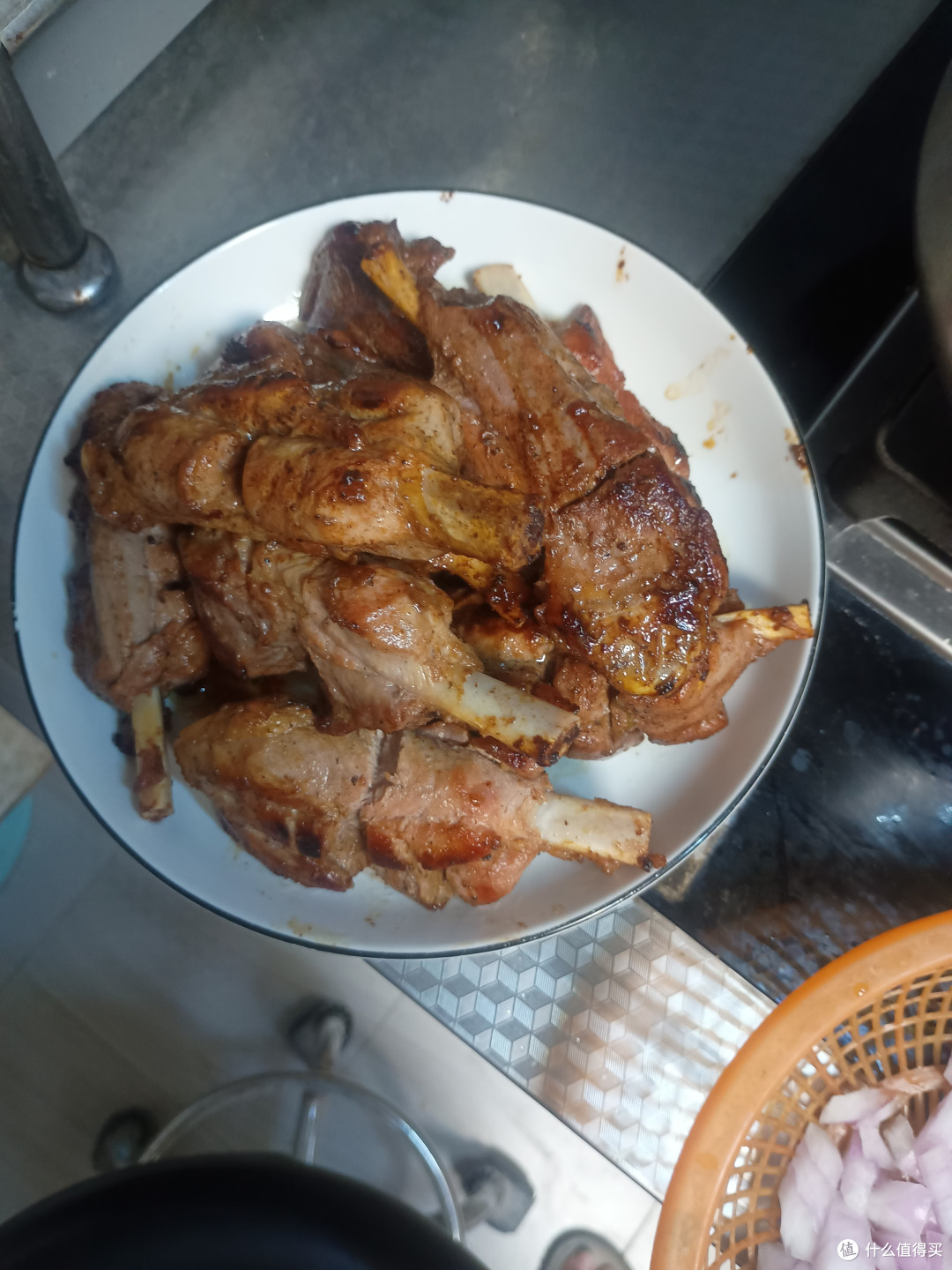 全部煎熟，其实到这步我就可以收手了（这时候拗了一小块尝了下味道甜咸正好），但是小半个洋葱和两瓣蒜都切好了，所以不管外面有没有警察，我都要一条道走到黑