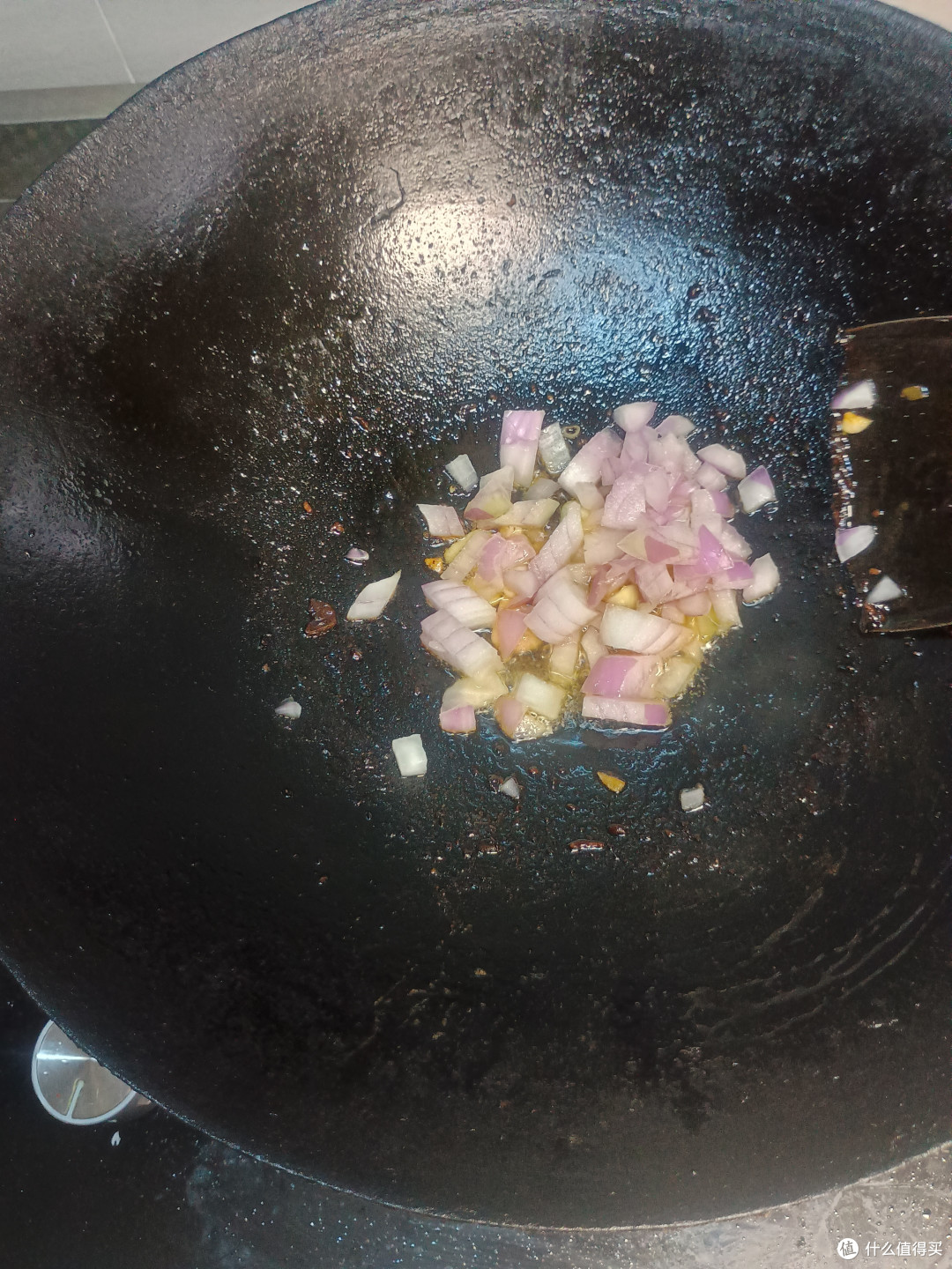 煸到蒜香和洋葱香出来