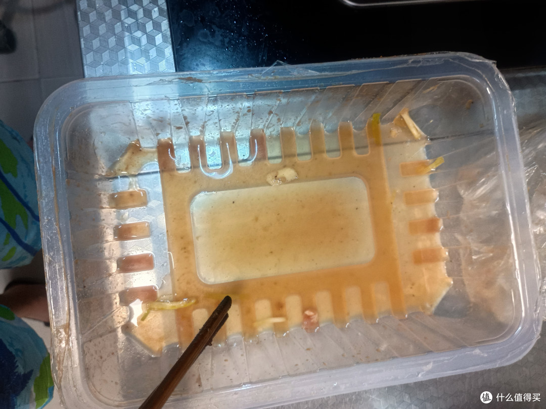 然后就是把腌寸骨剩余的汁全部倒进煸香料的铁锅，（到这一步开始失控，因为盒子里压根没多少剩料，我加了点水）