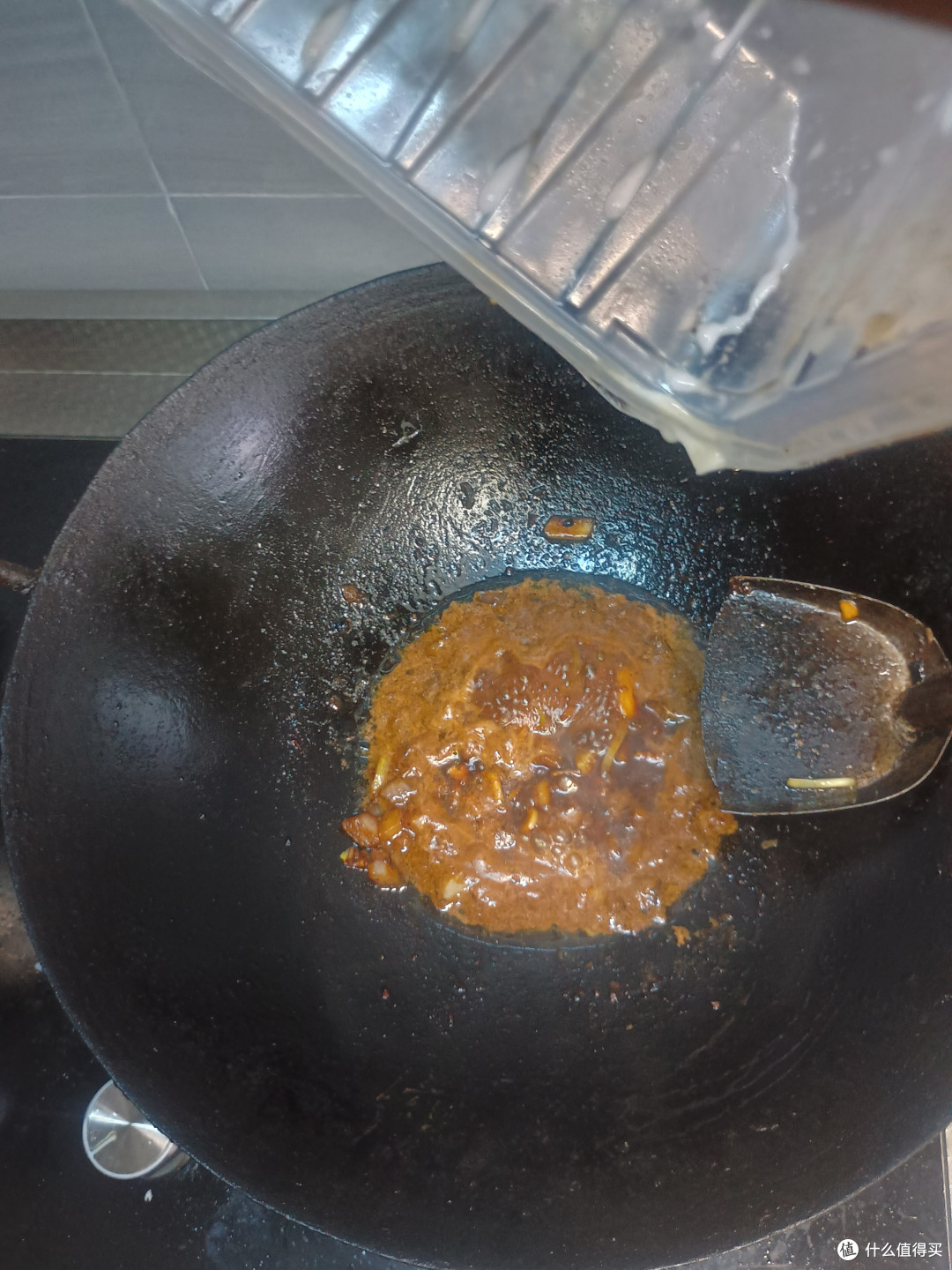 等这点汤水进锅我一看颜色就知道事态完全失控了，而且我发现这个汁味道比寸骨还淡，又加了点生抽和糖