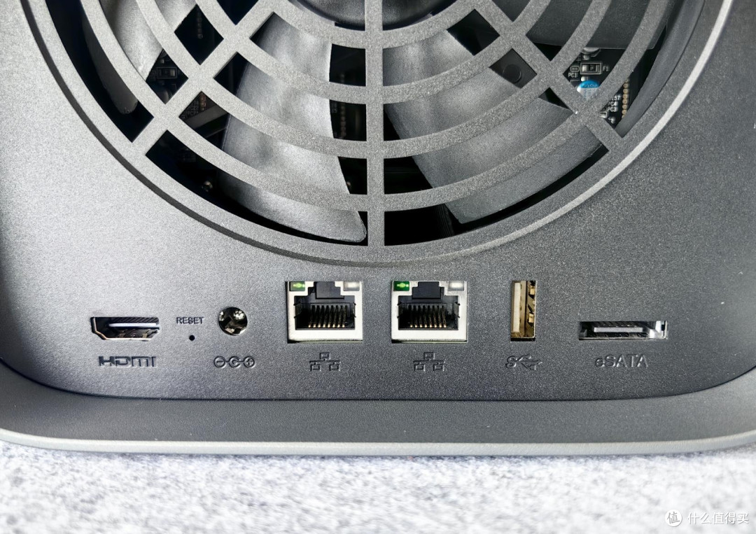 极空间Z4Pro+｜新手友好四盘AI NAS，家庭&工作室一步到位私有云