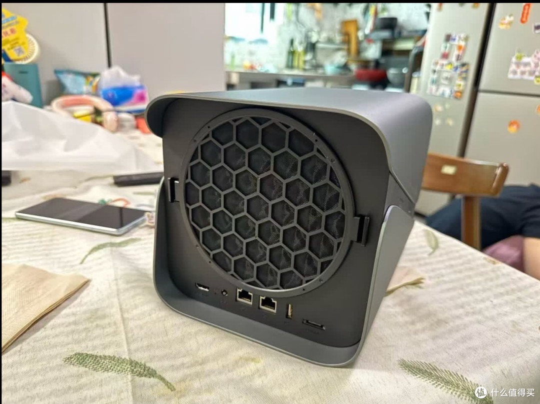 极空间Z4Pro+｜新手友好四盘AI NAS，家庭&工作室一步到位私有云